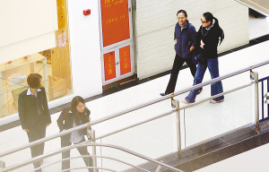 蒋勤勤(右)和孃孃从装修公司出来开始逛家具