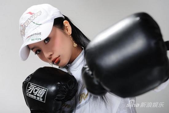 电视剧《地道战》正在河北热拍中，华谊新秀宁露出演本剧女二号“毛妮”，得到了越来越多观众们的认可。近日，宁露拍摄了一组运动写真，展现了“毛妮”的另一面。