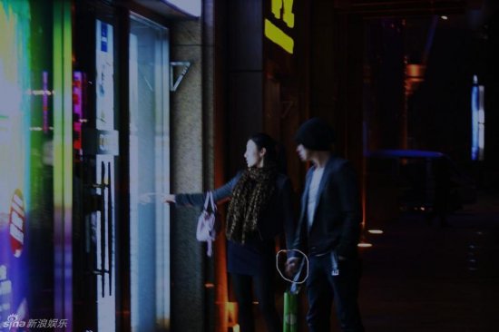 因赶拍《西游记》而久未露面的聂远，上周抽空携妻子阳光现身东田造型庆典活动，当即成为全场焦点。日前，两人被拍到东三环夜出在名店驻足，并不时甜蜜牵手，尽显恩爱。