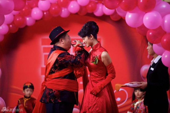 赵宝刚导演的新作《婚姻保卫战》正在火热拍摄中，刘金山和于娜的这对“老夫少妻”组合也开始他们的婚姻故事，“战争”序幕逐渐拉开。最新曝光的一组照片中，刘金山别出心裁，在4S店内迎娶于娜，场地是自己店里，礼服是中式褂裙，连招待客人也如同茶话会……省了开支不说，更顺便卖车，让前来观礼的亲朋好友看看店里新款车型。