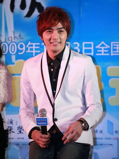 由张坚庭导演，贺军翔和李小璐主演的浪漫爱情喜剧《七天爱上你》即将从11月3日起全国公映。11月1日的发布会上，三位主创各出奇招招徕观众去影院观影，但李小璐对任何关于她和韩庚的绯闻话题全部不予回应。