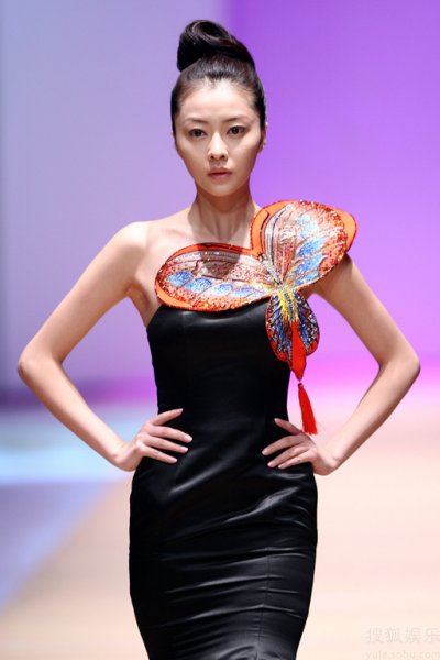 “天王嫂”熊黛林显身北京，为刚开幕的2010中国国际时装周某品牌压轴走秀。