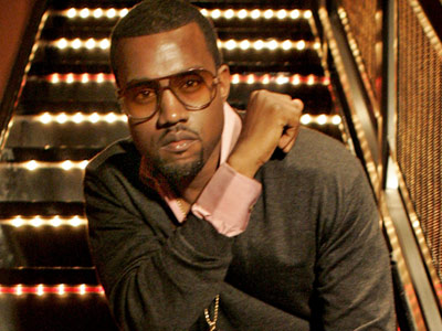 近日，网上传出了饶舌歌手坎耶-维斯特(Kanye West)在一场车祸中去世的消息。不过据可靠消息称，坎耶-维斯特还活得好好的。假消息中坎耶-维斯特在洛杉矶的一起车祸中丧生，还有声有色的说现场情况是两辆车相撞，一辆是红色的法拉利，另一辆是白色的保时捷。故事中坎耶当场死亡，现场其他三人一人受伤，一人因过失杀人被捕，还有一人被警方扣留。