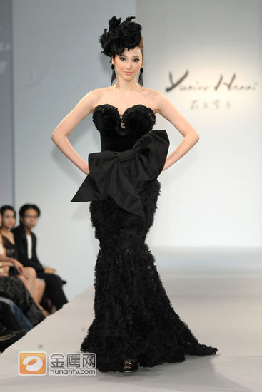 2009年11月3日 台北，花井幸子Yukiko Hanai在台湾的第一场时尚大秀，不仅吸引许多名媛贵妇的光临，压轴主秀，更由曾长期旅居日本的时尚女王吴佩慈担纲主秀，以及曾久居日本，并主持日本旅游节目的美丽熟女温翠苹担任主持人。当天更有多位慕名出席的贵宾如嘉新水泥董事王立心、麻布茶坊千金萧颖等。