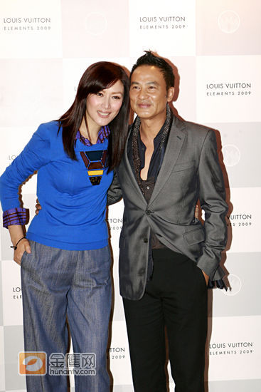 2009年11月3 香港，任达华、琦琦、王敏德、马诗慧、周汶綺、Amanda S、杨崢等艺人今日受邀出席在香港举行的某世界时尚品牌新店开幕礼。任达华与琦琦这对恩爱夫妻全程互挽手臂，神情亲密，羡煞旁人。