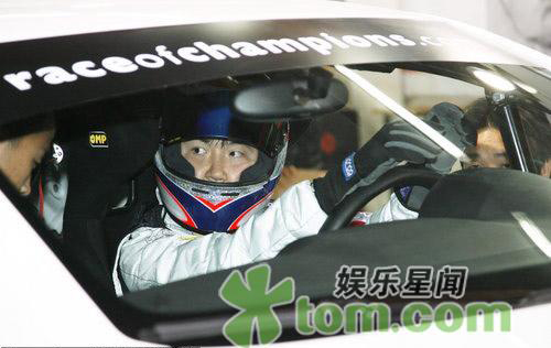 2009年11月2日讯，北京，09ROC车王争霸赛当天在鸟巢开赛。一身赛车服的孙楠显得格外严肃，看到媒体记者也是黑着一副嘴脸面无表情。