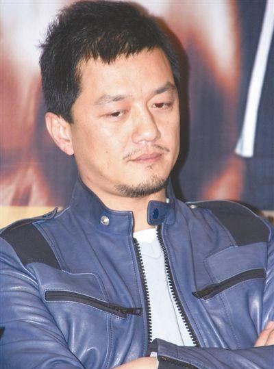 李亚鹏为话剧《将爱情进行到底》进行宣传造势。