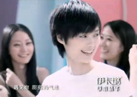 李宇春和姐妹们露出甜美笑容