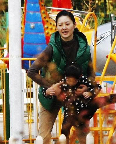徐帆对女儿细心呵护