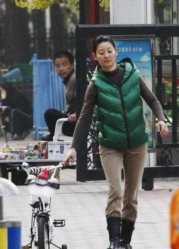 徐帆帮女儿推童车