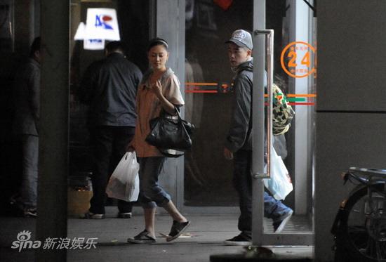 陈小春和应采儿相恋两年多，恋情一直风平浪静，恩爱有加，眼看着恋情渐渐向“婚姻”转化，两人多次被媒体制定出结婚进程表，但他们接受采访始终没有给出时间。今年以来陈小春把演艺事业转到北京，在北京安家工作，先行一步的应采儿自然与他“双飞双宿”，日前他们在北京家居生活的幸福场景被曝光。