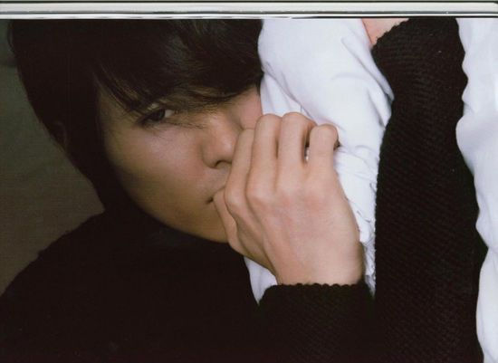 近日，韩星元彬为日本杂志拍摄写真，展露了大男人娇羞一面。