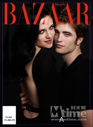 即将于20日上映的《暮色2：新月》近日宣传攻势猛烈，出现频率之高、消息之密集令人叹为观止，而两位主角罗伯特·帕丁森与克里斯汀·斯图尔特也十分配合地一同出现在最新一期的Harper’s Bazaar杂志封面上，顶着铺天盖地的绯闻，以极其暧昧的姿态向观众宣告：我们来了。两人在写真中以多种风格的情侣造型亮相，对于《暮色》系列尤其是“爱贝恋”支持者来说，简直是一场不愿醒来的甘甜美梦。