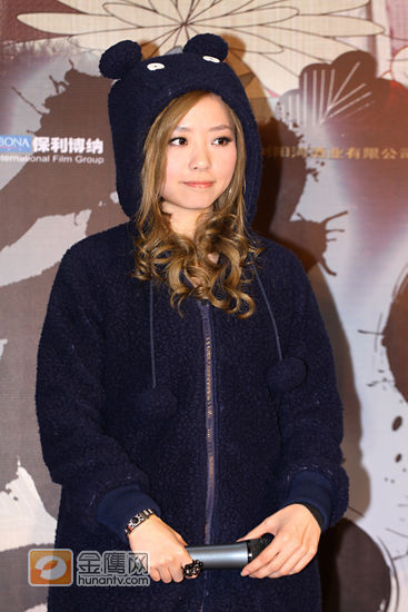 金鹰娱乐讯 由王岳伦导演，刘桦、邓家佳、阿朵、任泉、吴佩慈、后舍男生等明星主演的古装时尚喜剧《熊猫大侠》将于11月20日在全国首映。4日该片在京举办了主题歌《朝思暮想》的MV首发式，导演王岳伦，演唱主题曲的张靓颖则以熊猫眼烟熏妆出场“配合”宣传。