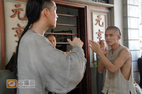 2009年11月4日 香港，由陈可辛、黄建新监制，陈德森导演，甄子丹、王学圻、梁家辉、谢霆锋、胡军、曾志伟、李宇春、任达华、范冰冰、巴特尔、周韵、王柏杰及李嘉欣、黎明等16位帝后阵容出演的年度第一贺岁动作大片《十月围城》将于12月18日上映。拍片之前，谢霆锋因为“天然帅”而被陈德森勒令“彻底毁容”，“让人忘了你的帅，而更关注你的表演。”——在《十月围城》中，刀疤眼、半只耳、赤脚的谢霆锋，让多次合作的范冰冰也直呼“做恶梦”！