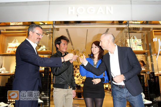尹恩惠与Louis Koo(古天乐)出席意大利品牌Hogan新店开幕，并担任剪彩嘉宾。