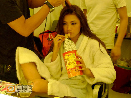 2009年11月4日 香港，继今年书展推出写真集大卖后，周秀娜(Chrissie)将推出2010月历“ColouRevolution”，并起用全新班底，拍摄了一个“九彩大闸蟹”的封面！这个九彩的造型足足花了4小时完成，由造型师缠上彩色丝带在Chrissie身上拍摄，为求最佳效果，摄影师坚持将缠身的丝带修幼，造成现在所见的效果。
