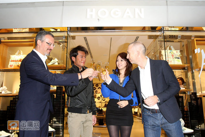 古天乐与韩国尹恩惠出席于金钟举行的意大利品牌Hogan新店开幕，并担任剪彩嘉宾。古天乐首次与尹恩惠见面，古仔表示知道尹恩惠在韩国现时很红，有时电视播《宫》剧，他间中也有望一望。古仔大赞尹恩惠很靓，问他是否喜欢对这这类型的女仔时，他表示选择另一半是要讲求相处和感觉，大家走在一起要开心，不要只看外表完美。问他可会接受异地恋吗？他自言很相信缘份，相信很多事是整定，他不介意异地恋，有缘份没有时间都没有用。