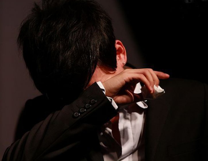 11月2日，张杰新专辑《穿越三部曲》在全国同时发行，当天一连在长沙、成都与北京三地连续展开宣传攻势的张杰，在当晚最后一场发布会上显得尤其激动。发布会现场由于粉丝热情高涨，使得张杰现场三度飙泪，直言“自己何德何能，让歌迷如此爱戴自己。”