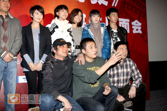 由星美、中影和凤凰卫视共同投资的都市生活时尚电影《无人驾驶》今天下午组织了首次媒体记者探班。 该片由著名导演张扬执导，刘烨、高圆圆、李小冉、王络丹、陈建斌、林心如、王子文、张延等明星倾情加盟。影片讲述的是在现实生活中都市人的情感故事，导演张扬希望通过影片展现当下80后年轻人的一种生活态度，希望人们在繁杂喧嚣的都市生活中也能安静的思考情感问题。导演张扬并借鉴《撞车》的形式展现北京这座城市。