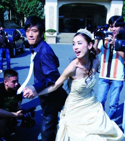黄圣依：黄圣依做了杨子的“小三”，杨子这个超级大富豪早已经有了一个正室叫陶虹。不过黄圣依这小三却过得风光无限。靠拍周星驰电影《功夫》而成名的黄圣依，因为私自拍摄了一组性感写真而和周星驰闹翻了。本来世人都认为黄圣依离开了周星驰这棵大树，会必死无疑。可是黄圣依却找到了一座比周星驰更好的靠山。凭借着杨子的财力和在内地娱乐圈的人脉关系，黄圣依不仅没有在娱乐圈销声匿迹，相反却是戏约不断，还进军了乐坛。最近杨子让黄圣依挺进了好莱坞，实在是风光无限啊！能做杨子这样的“黄世仁”的小三，我想是女星都乐意啊！