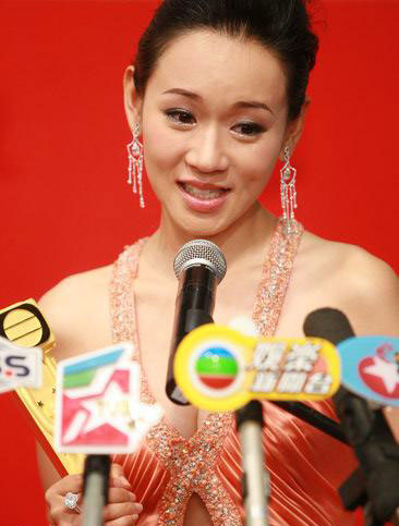 TVB39周年台庆“万千星辉颁奖典礼2006”上，杨思琦获最佳女配角，喜极而泣。