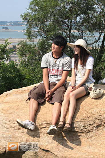 2009年11月5日 台北，由张睿家主演的纯爱电影《夏天协奏曲》11月27日上映，日前已在网络上悄悄开卖预售票，已卖出破百万的电影票，只是眼尖的网友却发现，女主角林逸欣长的很像许伟伦，有趣的是，首次担任演出林逸欣在电影中饰演高中生，而许伟伦首次演出偶像剧《十八岁的约定》也是扮演高中生，网友还给了林逸欣“小许伟伦”的封号，而两人气质相似就连林逸欣的老板知名音乐人陈子鸿初次见到她时就惊讶表示：“两人怎么这么像！”