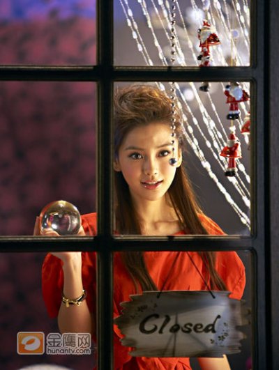 2009年11月5日 香港，圣诞节又来了！回顾过往十年，海港城每年都倾尽心思设计出五光十色、美轮美奂的大型圣诞机动装置，让香港市民留下难忘的快乐回忆。今年海港城的圣诞布置以“圣诞心花放”为题，将于海港城海运大厦设置巨型魔法水晶球及花仙子，幻化成百花齐放的梦幻花园。为配合圣诞机动装置，每年海港城都会特别制作一段圣诞故事音乐短片于海港城海运大厦正门播放，今年海港城破天荒请来人气模特儿Angelababy担任圣诞故事音乐短片的主角，加入先进动画技术制作出多只花仙子，把如梦境般的花仙子乐园呈现于大家眼前。