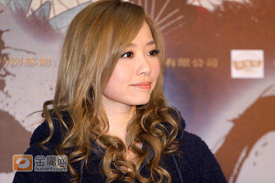 2009年11月4日 北京，由王岳伦导演，刘桦、邓家佳、阿朵、任泉、吴佩慈、后舍男生等明星主演的古装时尚喜剧《熊猫大侠》将于11月20日在全国首映。今日该片在京举办了主题歌《朝思暮想》的MV首发式，导演王岳伦，演唱主题曲的张靓颖则以熊猫眼烟熏妆出场“配合”宣传。