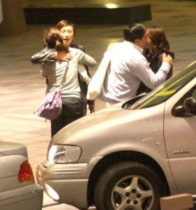 两人亲切贴面
