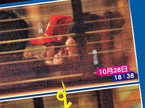 19:45小猪(右)和杨丞琳(左)一起离开餐厅,也不时左顾右盼,似乎怕两人偷会,被媒体拍到。