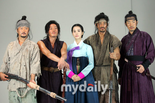 韩国KBS电视台新剧《追奴》海报公开拍摄活动在位于首尔的某摄影棚举行。张赫、吴志浩、李多海等《追奴》主演参加了此次拍摄。《追奴》以朝鲜时代为舞台，讲述了一个从主人家逃跑的奴隶与追捕这名奴隶的奴隶猎人之间的追捕战。均是第一次出演古装剧的吴志浩与张赫在《追奴》中饰演了逃亡的奴隶与追捕的奴隶猎人。
