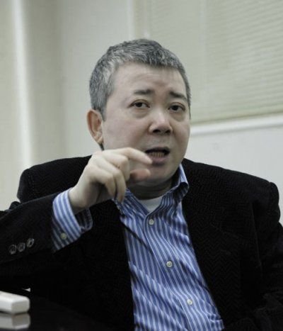 文隽推出《拿什么拯救娱乐圈》：香港著名电影人、电影金像奖主席文隽出版的《拿什么拯救娱乐圈》，以他“自娱自乐”的精神“听八卦解八卦”。该书因揭露了娱乐圈中的不少秘闻而受到关注。好友姜文、徐静蕾、王晶等为该书作序，以至于书中有序八篇，写得一手好书法的刘德华还亲笔为文隽写下书名。