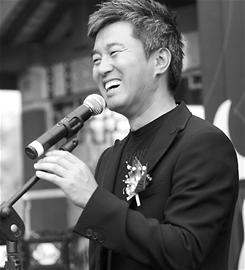 满文军头发已经花白