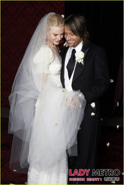 妮可·基德曼& 凯斯·厄本：奥斯卡影后妮可·基德曼（Nicole Kidman）下嫁乡村歌手凯斯·厄本（Keith Urban）在澳洲雪梨风光再婚。为了弥补第一次嫁给“阿汤哥”汤姆·克鲁斯（Tom Cruise）时简单出阁的遗憾，这回她全程主导婚事，花费七十万镑（约一千多万人民币）举办婚礼与喜宴。