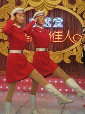 阅兵女民兵领队素颜上节目 现场化妆大变身