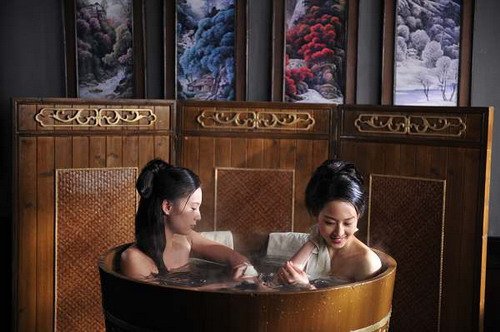 作为2010年隆重推出的精装古装剧,《衣被天下》可谓美女如云,着实养眼