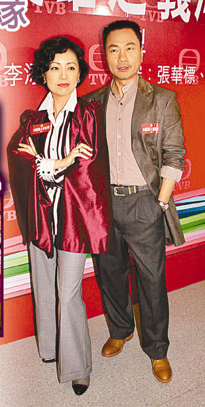 邓萃雯(左)与黎耀祥在《巾帼枭雄2》中的造型