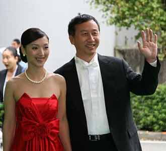 但她还是拥有一定眼光,首先潜规则冯小宁导演,并嫁为人妻,那么丈夫拍