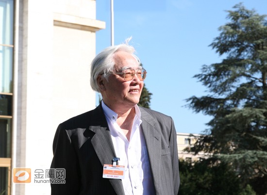林凡在日內瓦聯合國萬國宮前