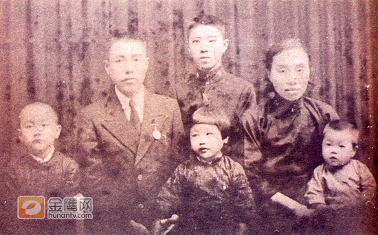 林凡一家合影，左一為林凡