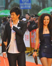 曹杨朱婧孟楠相伴走上红地毯