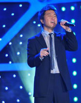 满文军献唱《鸢尾花》组曲 