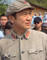 郑进财（张世 饰） 