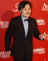 黑泽清笑容满面 