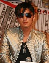 谢霆锋《十月围城》中剃光头