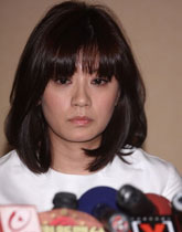 贾静雯神情忧伤