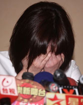贾静雯只想抱抱女儿
