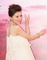 阿兰甜美亮相小露性感