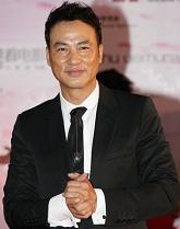 任达华走红毯笑容敦厚